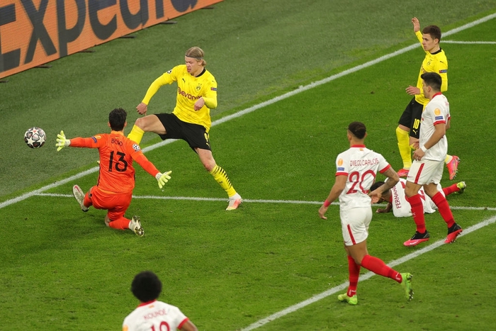 Erling Haaland hai lần sút tung lưới thủ môn trong một pha ghi bàn cho Dortmund - Ảnh 1.