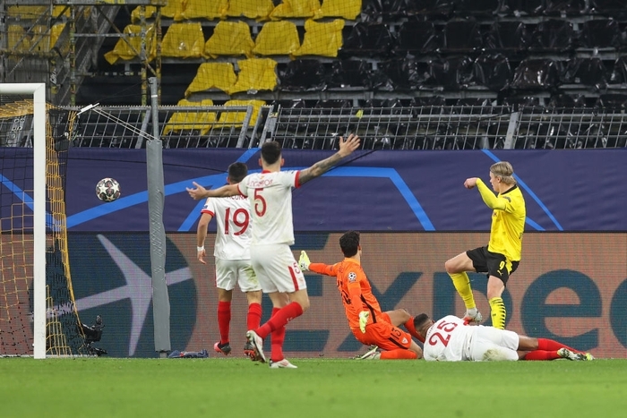 Erling Haaland hai lần sút tung lưới thủ môn trong một pha ghi bàn cho Dortmund - Ảnh 2.