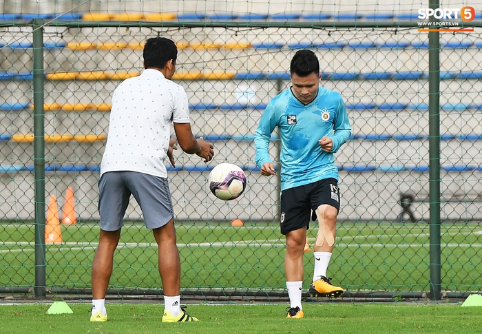 HLV Park Hang-seo và trợ lý ở tuyển Việt Nam rủ nhau xem Hà Nội FC tập luyện - Ảnh 8.