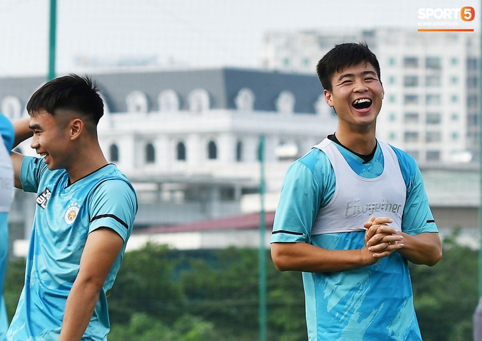 HLV Park Hang-seo và trợ lý ở tuyển Việt Nam rủ nhau xem Hà Nội FC tập luyện - Ảnh 9.