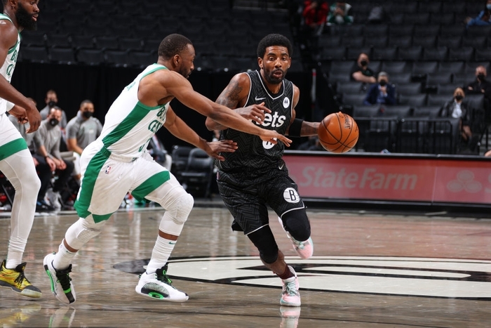 Kyrie Irving tỏa sáng rực rỡ, Brooklyn Nets vượt qua Boston Celtics đầy xứng đáng ở nửa cuối trận đấu - Ảnh 1.