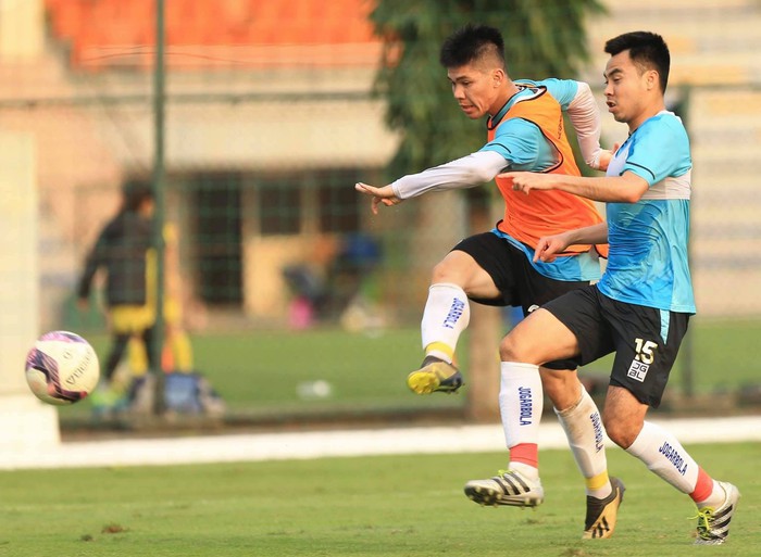 HLV Park Hang-seo và trợ lý ở tuyển Việt Nam rủ nhau xem Hà Nội FC tập luyện - Ảnh 7.