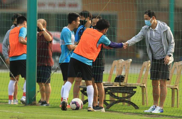 HLV Park Hang-seo và trợ lý ở tuyển Việt Nam rủ nhau xem Hà Nội FC tập luyện - Ảnh 3.
