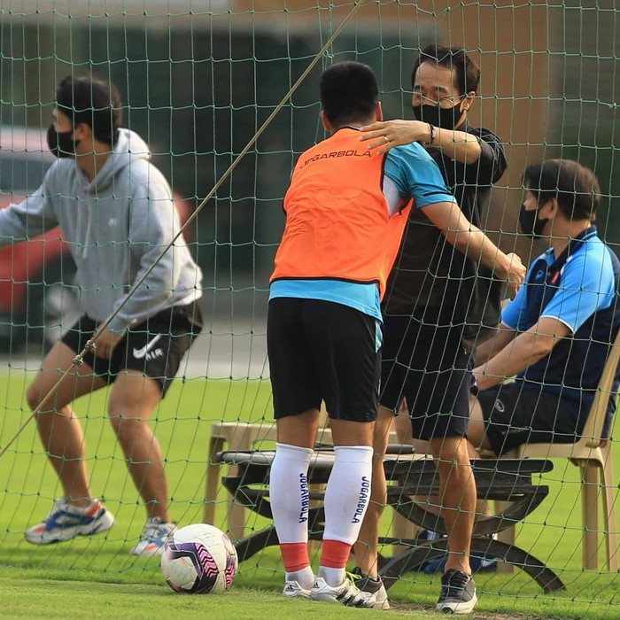HLV Park Hang-seo và trợ lý ở tuyển Việt Nam rủ nhau xem Hà Nội FC tập luyện - Ảnh 4.