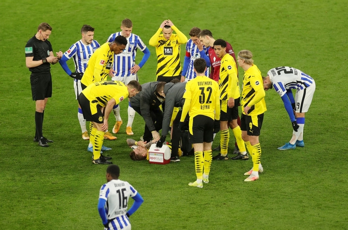 Cận cảnh pha tắc bóng rợn người khiến &quot;trai đẹp&quot; Marco Reus lăn lộn đau đớn và buộc phải rời sân - Ảnh 4.