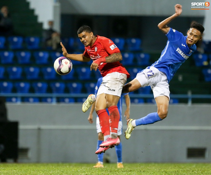 Cựu thủ môn U23 Việt Nam nằm sân câu giờ sau mỗi lần cản phá khiến đối thủ bức xúc - Ảnh 6.