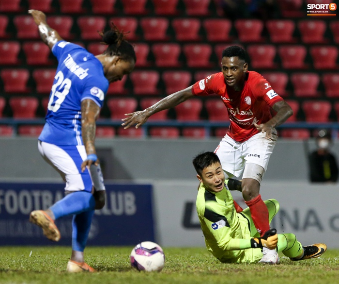 Cựu thủ môn U23 Việt Nam nằm sân câu giờ sau mỗi lần cản phá khiến đối thủ bức xúc - Ảnh 8.
