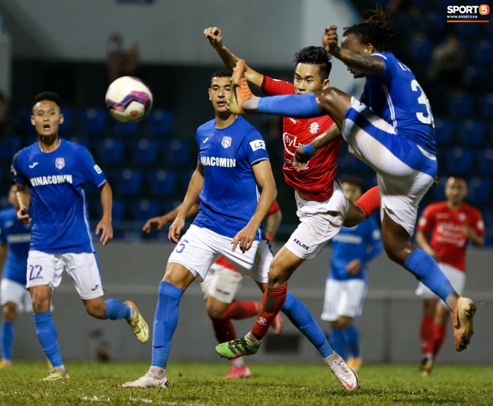 Cựu thủ môn U23 Việt Nam nằm sân câu giờ sau mỗi lần cản phá khiến đối thủ bức xúc - Ảnh 11.