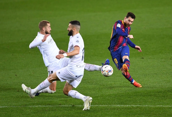 Messi lập cú đúp sút xa đẹp như mơ, Barca đại thắng để tiến gần ngôi đầu bảng La Liga - Ảnh 8.