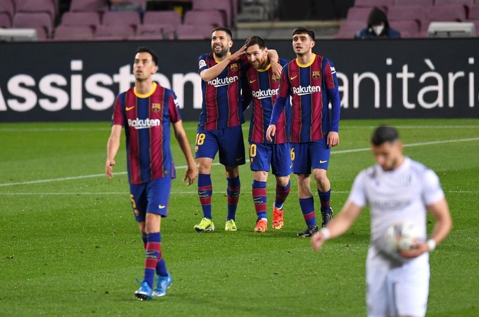 Messi lập cú đúp sút xa đẹp như mơ, Barca đại thắng để tiến gần ngôi đầu bảng La Liga - Ảnh 9.