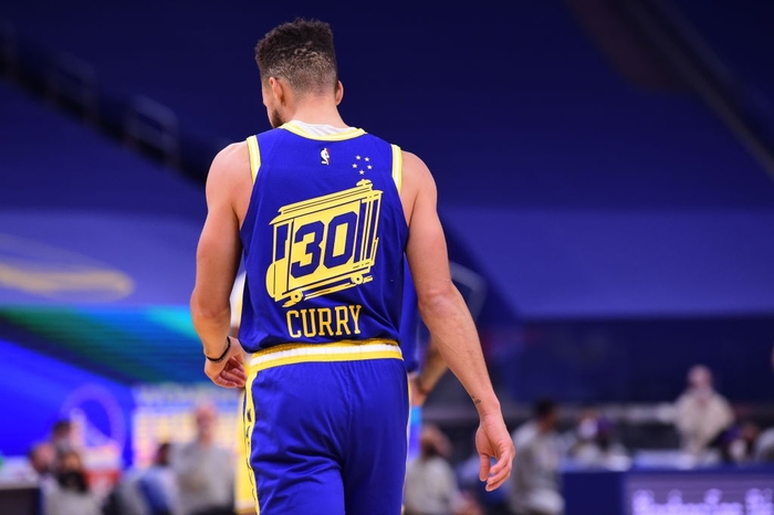 Stephen Curry lập kỉ lục, Golden State Warriors vẫn thảm bại trước Los Angeles Lakers - Ảnh 2.