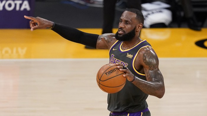 Giỏi bóng rổ lại còn biết kinh doanh, LeBron James mở rộng &quot;đế chế&quot; sang tận sân chơi bóng chày - Ảnh 1.