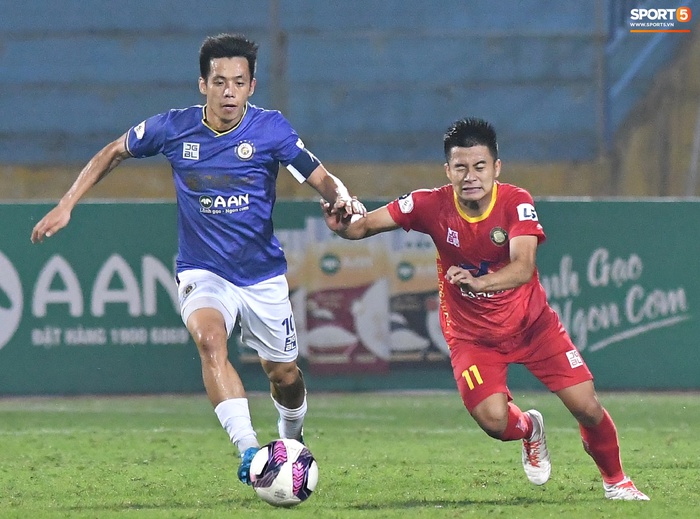 Nhỏ mà nhiều võ, cầu thủ lò HAGL khiến những tiền vệ hàng tuyển của Hà Nội FC khốn đốn - Ảnh 3.