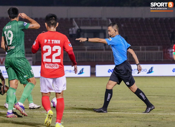 HLV Polking không dám nhìn quả penalty quyết định của Lee Nguyễn - Ảnh 2.