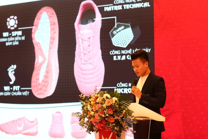 Quang Hải diện vest bảnh bao, tâng bóng ngẫu hứng trong ngày ra mắt mẫu giày mới  - Ảnh 2.