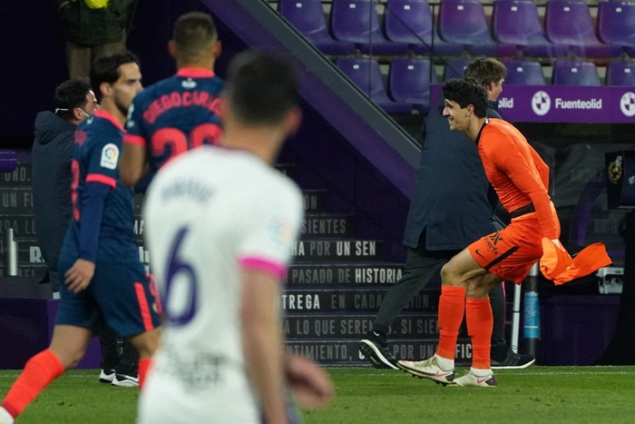 Thủ môn Sevilla ghi bàn ngoạn mục phút cuối đem về một điểm - Ảnh 1.