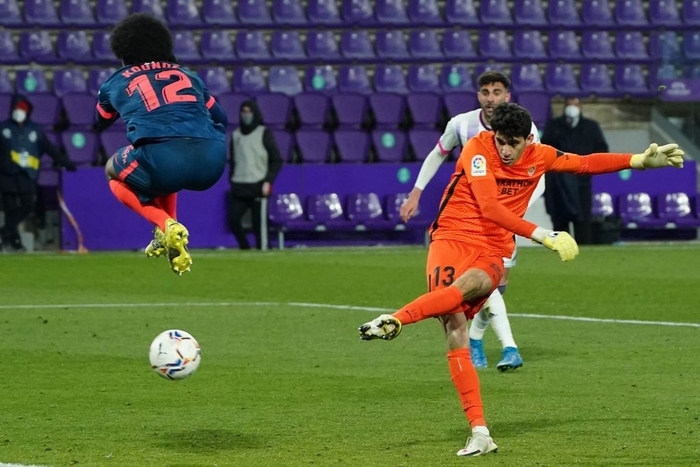 Thủ môn Sevilla ghi bàn ngoạn mục phút cuối đem về một điểm - Ảnh 8.