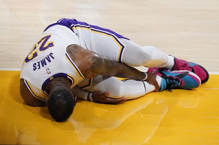 LeBron James chấn thương đầu gối, Los Angeles Lakers thất thủ trước bầy chim ưng Atlanta Hawks - Ảnh 1.