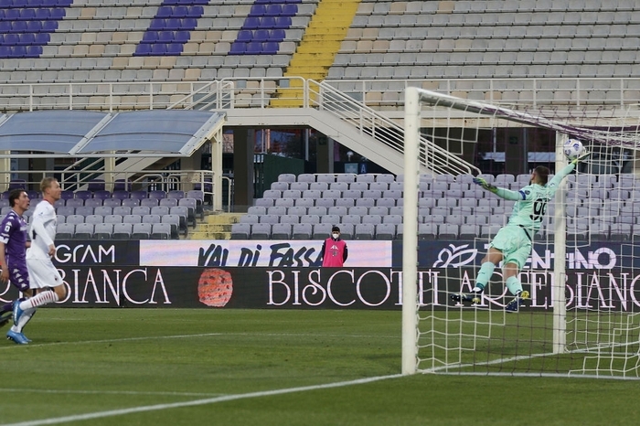 Thắng kịch tính Fiorentina, Milan gia tăng cách biệt với Juventus - Ảnh 2.