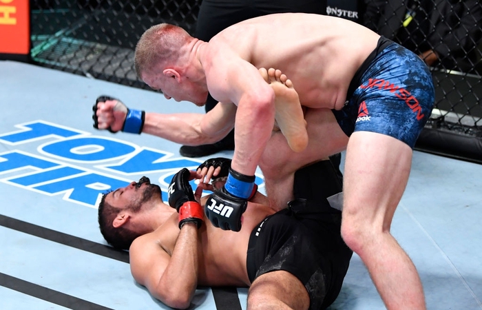 Trọng tài UFC hứng cơn mưa chỉ trích vì để võ sĩ đấm đối thủ đang bất tỉnh đến mức bay bảo hộ răng - Ảnh 2.
