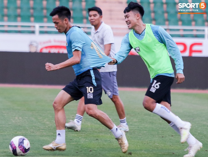 HLV Mano Polking có mặt sớm ở sân tập quan sát các cầu thủ Hà Nội FC  - Ảnh 7.