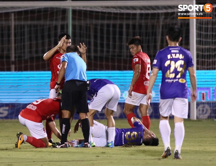 Đỗ Hùng Dũng gặp chấn thương ở trận CLB TP.HCM 0-3 Hà Nội FC tối 23/3.