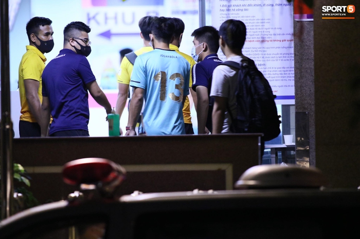 Cầu thủ Hà Nội FC vội vã vào bệnh viện ở thăm Hùng Dũng sau chấn thương kinh hoàng-2.