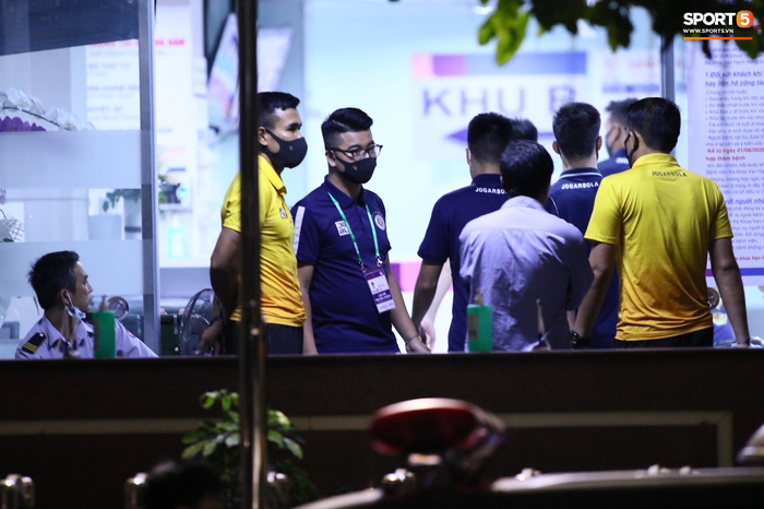Cầu thủ Hà Nội FC vội vã vào bệnh viện ở thăm Hùng Dũng sau chấn thương kinh hoàng-4.