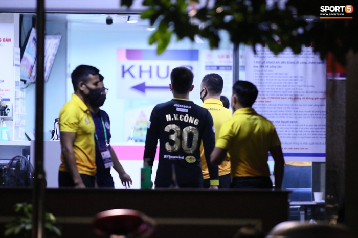 Cầu thủ Hà Nội FC vội vã vào bệnh viện ở thăm Hùng Dũng sau chấn thương kinh hoàng-3.