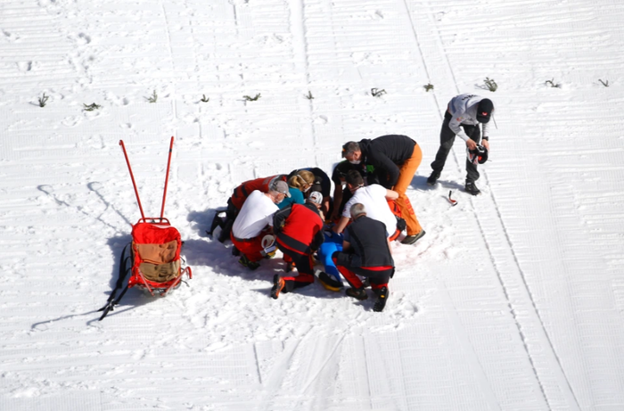 Cú ngã ở vận tốc hơn 100 km/h khiến VĐV trượt tuyết rê vài trăm mét, bất tỉnh và phải dùng máy thở oxy khi nhập viện - Ảnh 7.