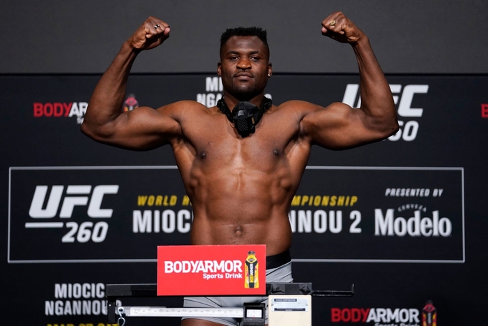 Francis Ngannou nặng hơn Stipe Miocic trong buổi cân thử trước thềm UFC 260 - Ảnh 1.