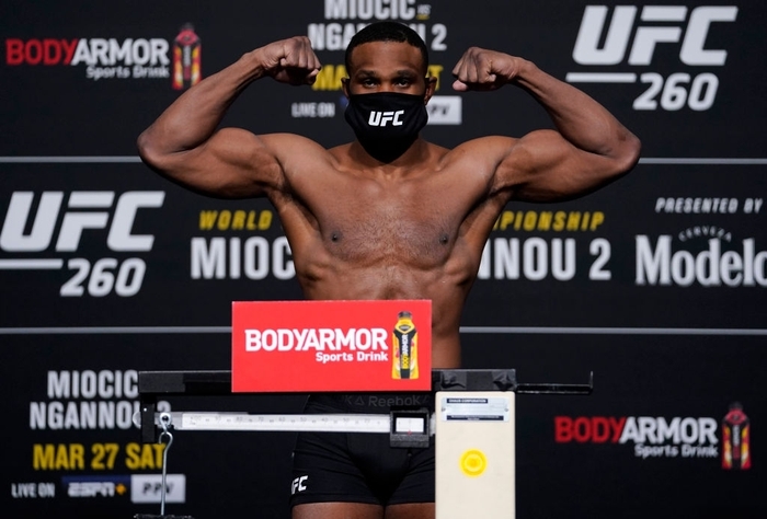 Francis Ngannou nặng hơn Stipe Miocic tới 13,1 kg trong buổi cân thử trước thềm UFC 260 - Ảnh 3.