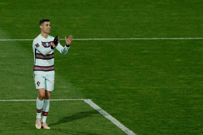 Ronaldo nổi điên với trọng tài, ném băng đội trưởng và tự rời khỏi trận đấu vì bàn thắng bị cướp mất - Ảnh 5.