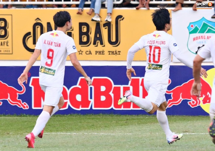 &quot;Song sát&quot; Văn Toàn và Công Phượng cùng nổ súng, HAGL tiếp tục giữ ngôi đầu V.League  - Ảnh 4.