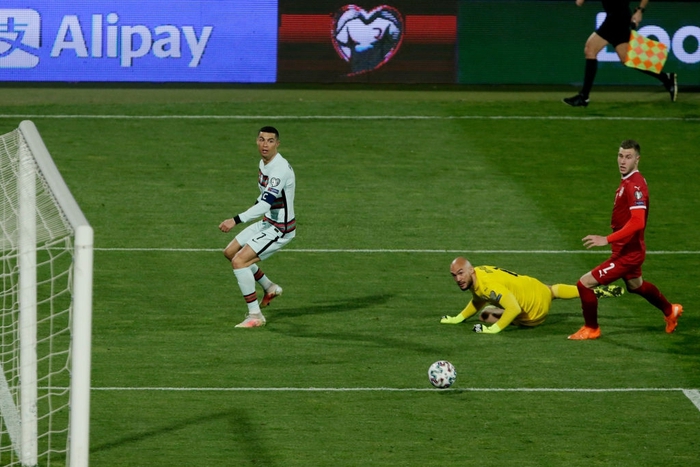 Ronaldo nổi điên với trọng tài, ném băng đội trưởng và tự rời khỏi trận đấu vì bàn thắng bị cướp mất - Ảnh 1.