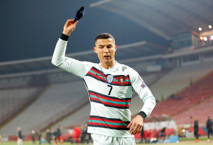 Ronaldo giải thích về tình huống nổi nóng ném băng đội trưởng trên sân - Ảnh 2.