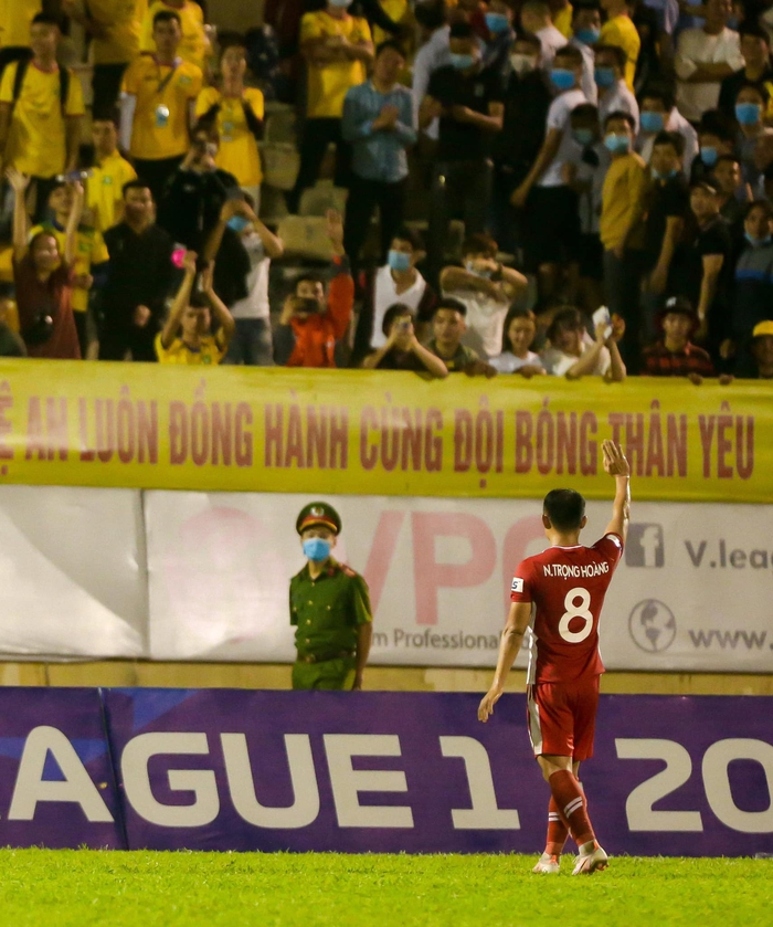 Cầu thủ Nghệ An ở Viettel nói lời yêu thương với đội bóng xứ Nghệ sau trận thắng trên sân Vinh - Ảnh 1.