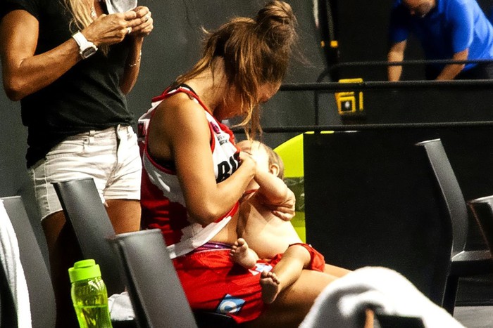 Nét đẹp thể thao: Cảm động khoảnh khắc nữ cầu thủ bóng rổ vừa thi đấu vừa chăm con - Ảnh 1.
