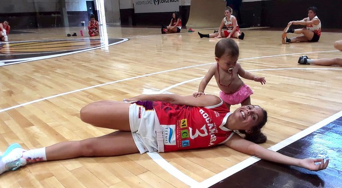 Nét đẹp thể thao: Cảm động khoảnh khắc nữ cầu thủ bóng rổ vừa thi đấu vừa chăm con - Ảnh 3.