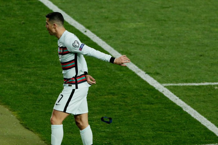 Rời sân sớm, Cristiano Ronaldo đối mặt án phạt cấm thi đấu từ FIFA - Ảnh 1.