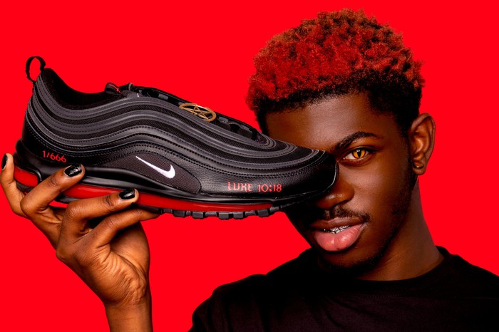 Rapper Lil Nas X gây sốc với đôi giày Air Max 97 phiên bản làm bằng ... máu người - Ảnh 1.