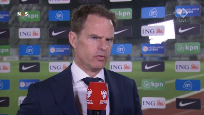 HLV  đội tuyển Hà Lan Frank De Boer trả lời phỏng vấn.