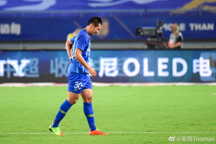 Cầu thủ lao đao sau khi nhà vô địch Trung Quốc tuyên bố 