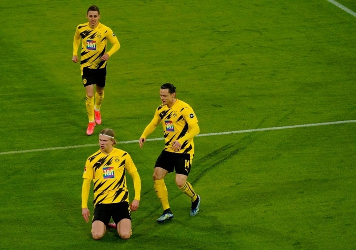 Lewandowski lập hat-trick, Bayern ngược dòng huỷ diệt Dortmund - Ảnh 3.