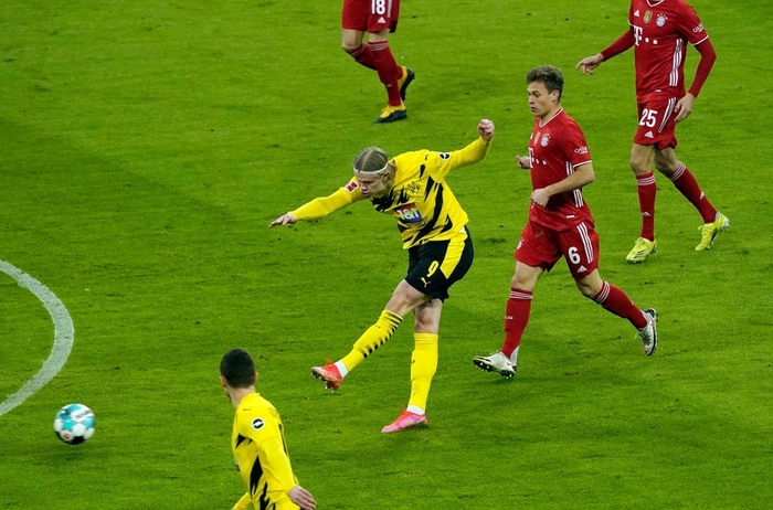Lewandowski lập hat-trick, Bayern ngược dòng huỷ diệt Dortmund - Ảnh 1.