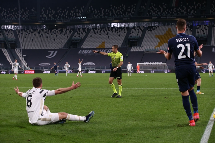 Không cần Ronaldo, Juventus vẫn đại thắng để rút ngắn cách biệt với hai đội bóng thành Milan - Ảnh 4.