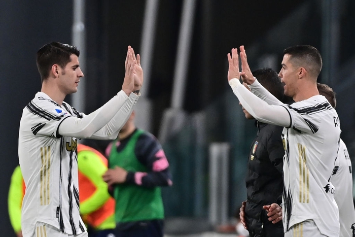 Ronaldo phản ứng trái ngược khó hiểu khi đồng đội ghi bàn - Ảnh 5.