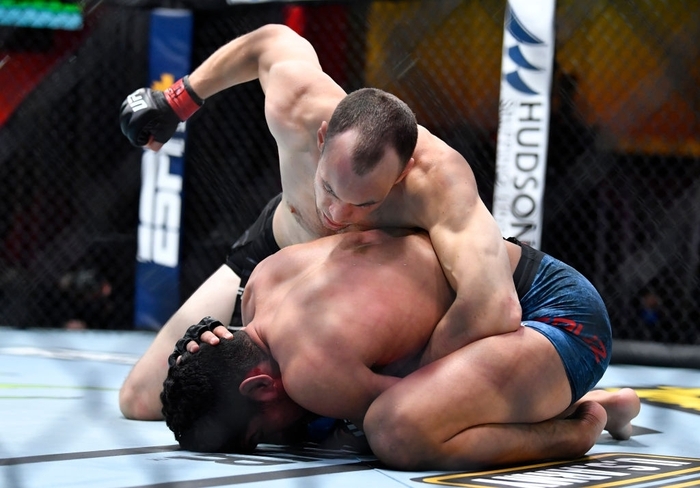 Trọng tài UFC hứng chỉ trích vì quyết định dừng trận đấu chậm chạp - Ảnh 3.