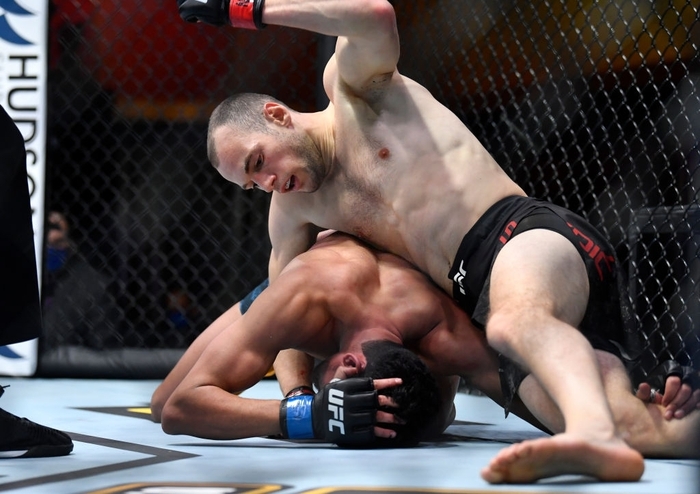Trọng tài UFC hứng chỉ trích vì quyết định dừng trận đấu chậm chạp - Ảnh 4.