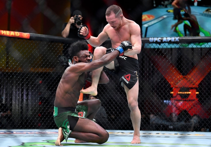 UFC 259: Jan Blachowicz cho Israel Adesanya lần đầu nếm mùi thất bại, Petr Yan mất đai vì lỗi phạm quy - Ảnh 3.